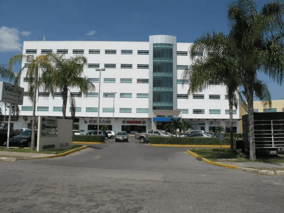Edificio de consultorios e instalaciones modernas
