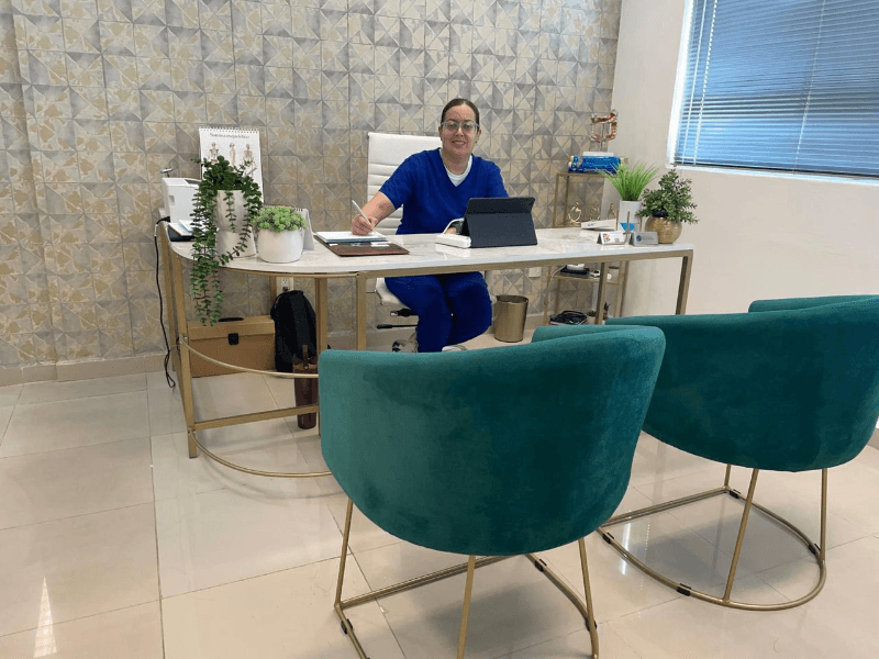 Profesional de la salud en consultorio moderno